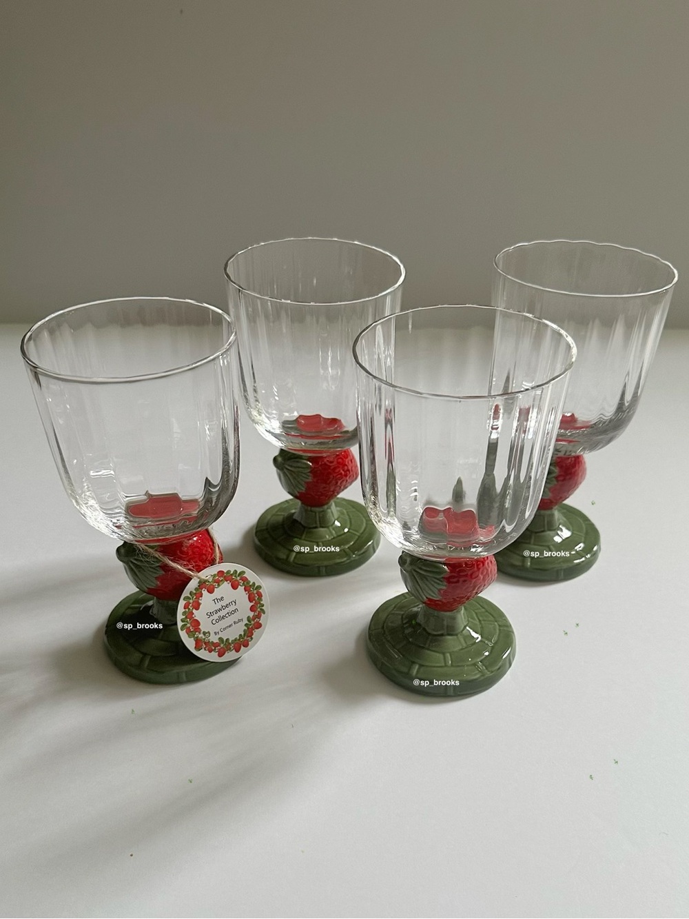 🎁4PC Strawberry Stemmed and Ribbed Drink Glasses - Corner Ruby Ceramic